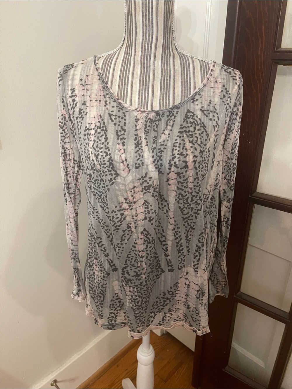 Long Sleeve Scoop Neck Women's Top in Light Gray and Pale Pink